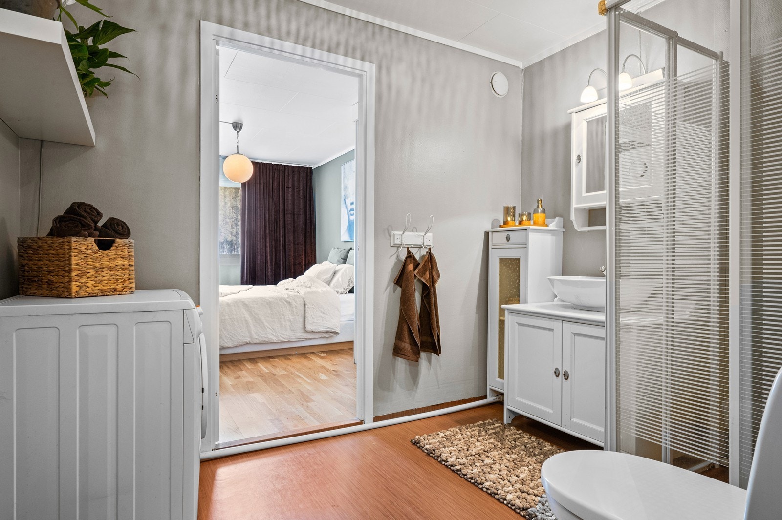 Badet er innredet med servantmøbel, toalett, dusjhjørne og har opplegg for vaskemaskin. Galleribilde