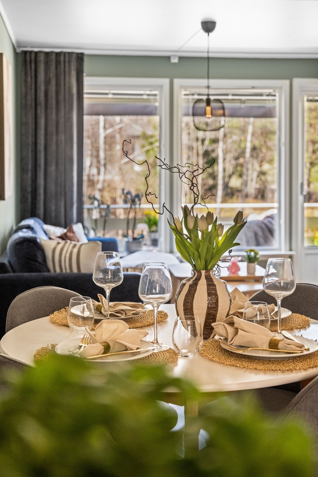 Store vindusflater gir godt med naturlig lys. Galleribilde