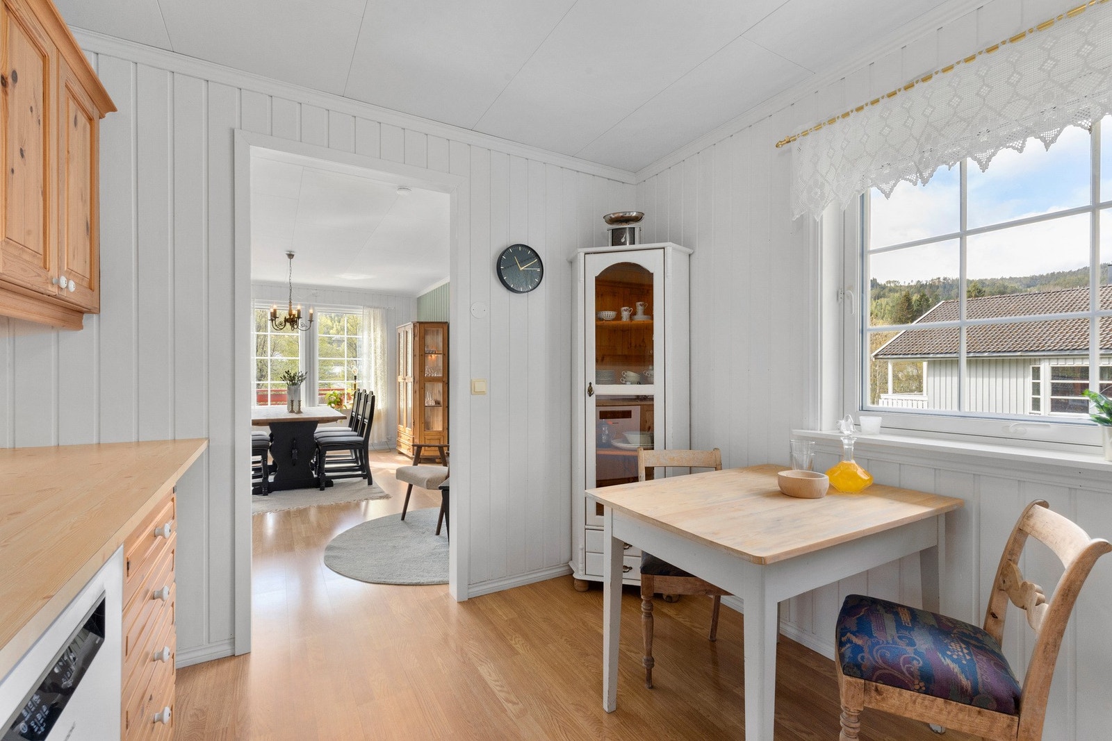 Det er god plass til spisestue, samt spisebord på kjøkken ved vinduspost. Galleribilde