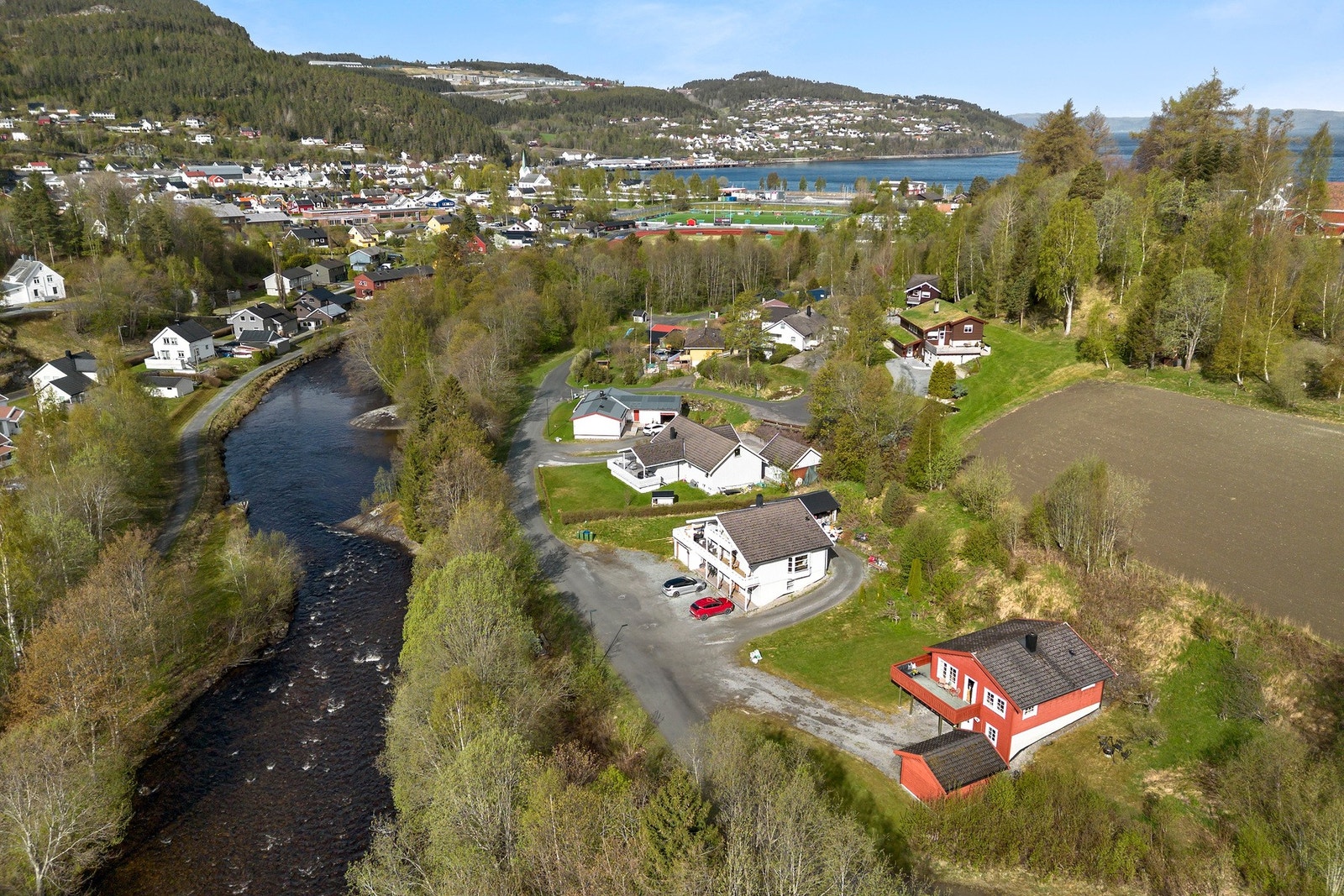Attraktiv og barnevennlig beliggenhet i Danielstrøa - gangavstand til sentrum og naturskjønne omgivelser med bla. Homla rennende langs gata. Galleribilde