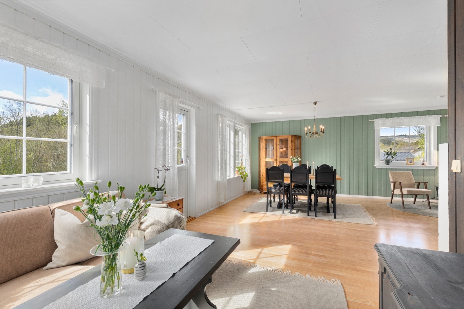 1. etasje rommer stue, spisestue, kjøkken, soverom og baderom. Galleribilde