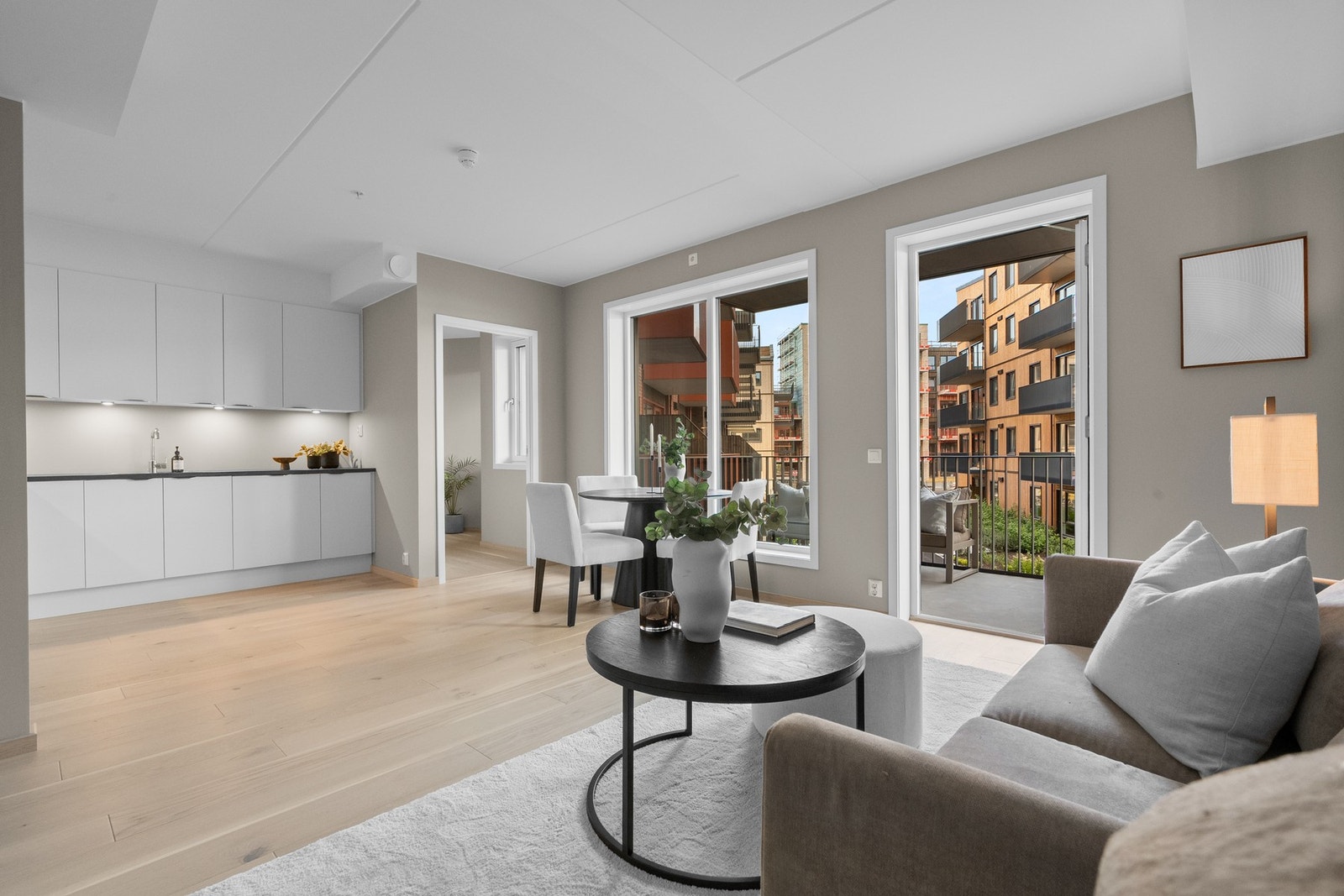 Denne boligen holder en gjennomgående høy standard og byr på moderne, miljøvennlige og bærekraftige løsninger. Galleribilde
