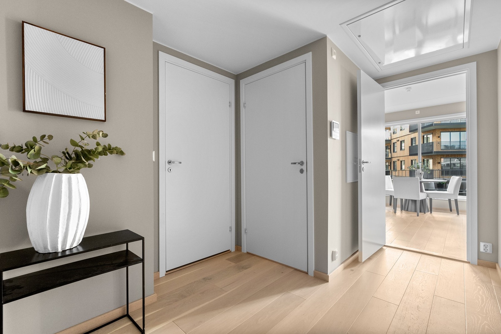 Fra entré/gang får man direkte adgang til alle rommene i leiligheten. Galleribilde