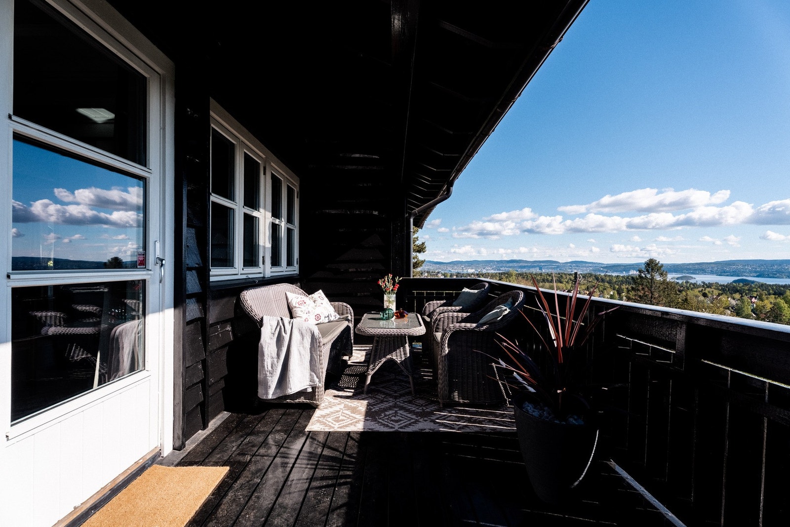 Utgang til terrasse eller veranda fra samtlige oppholdsrom. Galleribilde