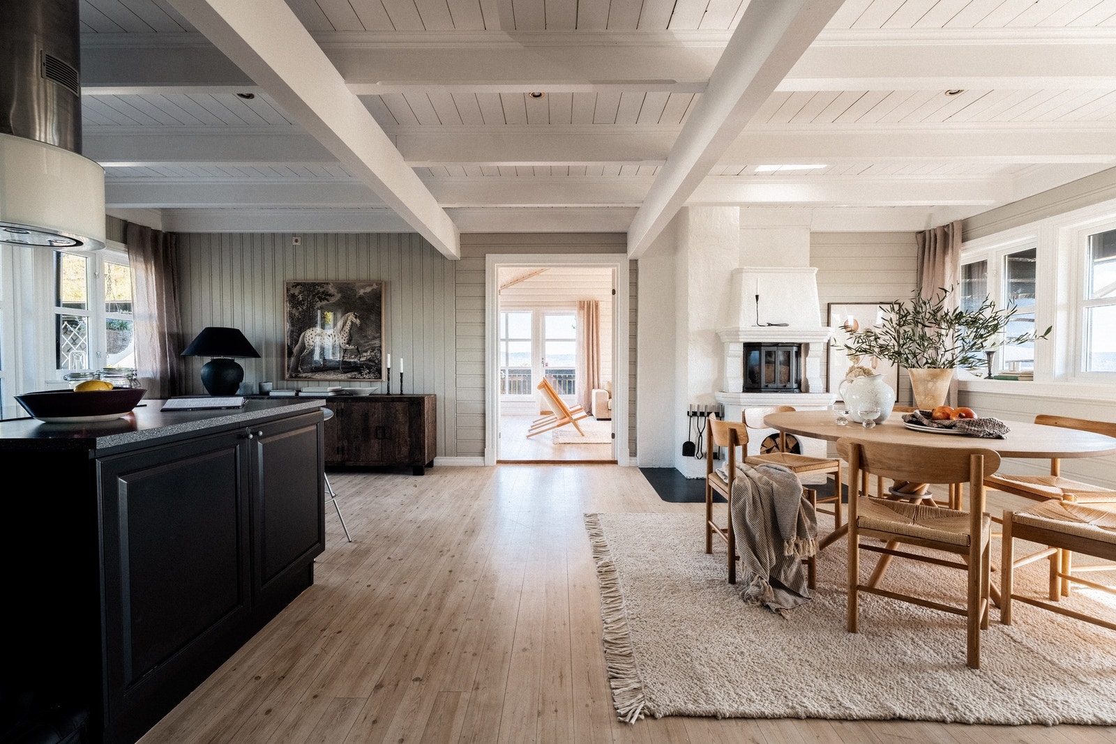 Romslig kjøkken/spisestue. Galleribilde