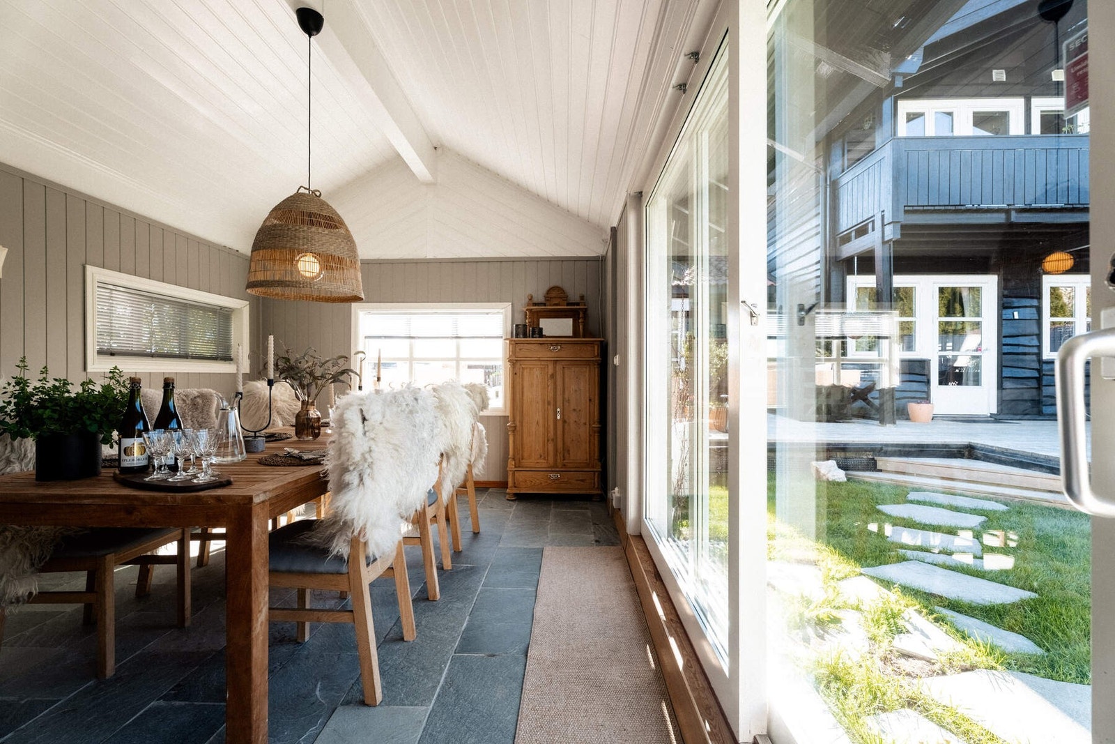 Store skyvedører åpner rommet mot plenarealet og hagen. Galleribilde
