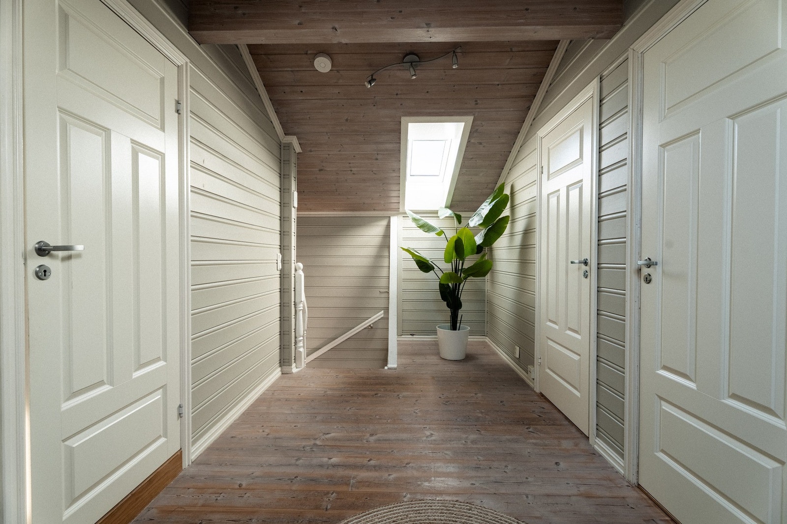 Trappegangen i 2. etasje har trepanel på vegger og i himling, tregulv og takvindu (Velux) som slipper dagslys ned i midten av etasjen. Galleribilde