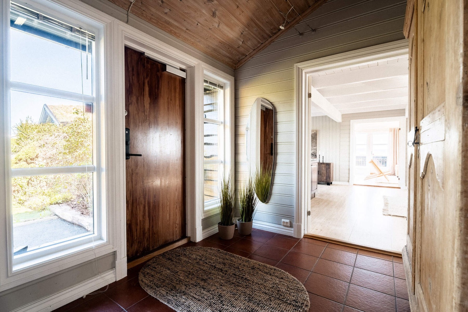 Entréen har flislagt gulv og trepanel på vegger og i himling. Galleribilde