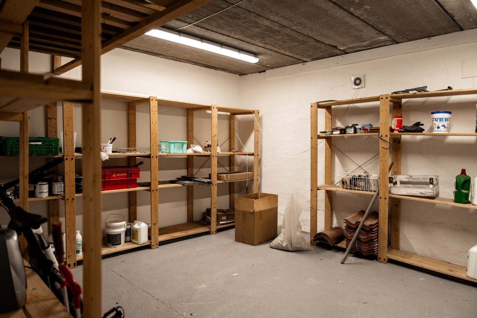 To separate boderom med støpte vegger og gulv, innlagt strøm og ventilasjon. Galleribilde