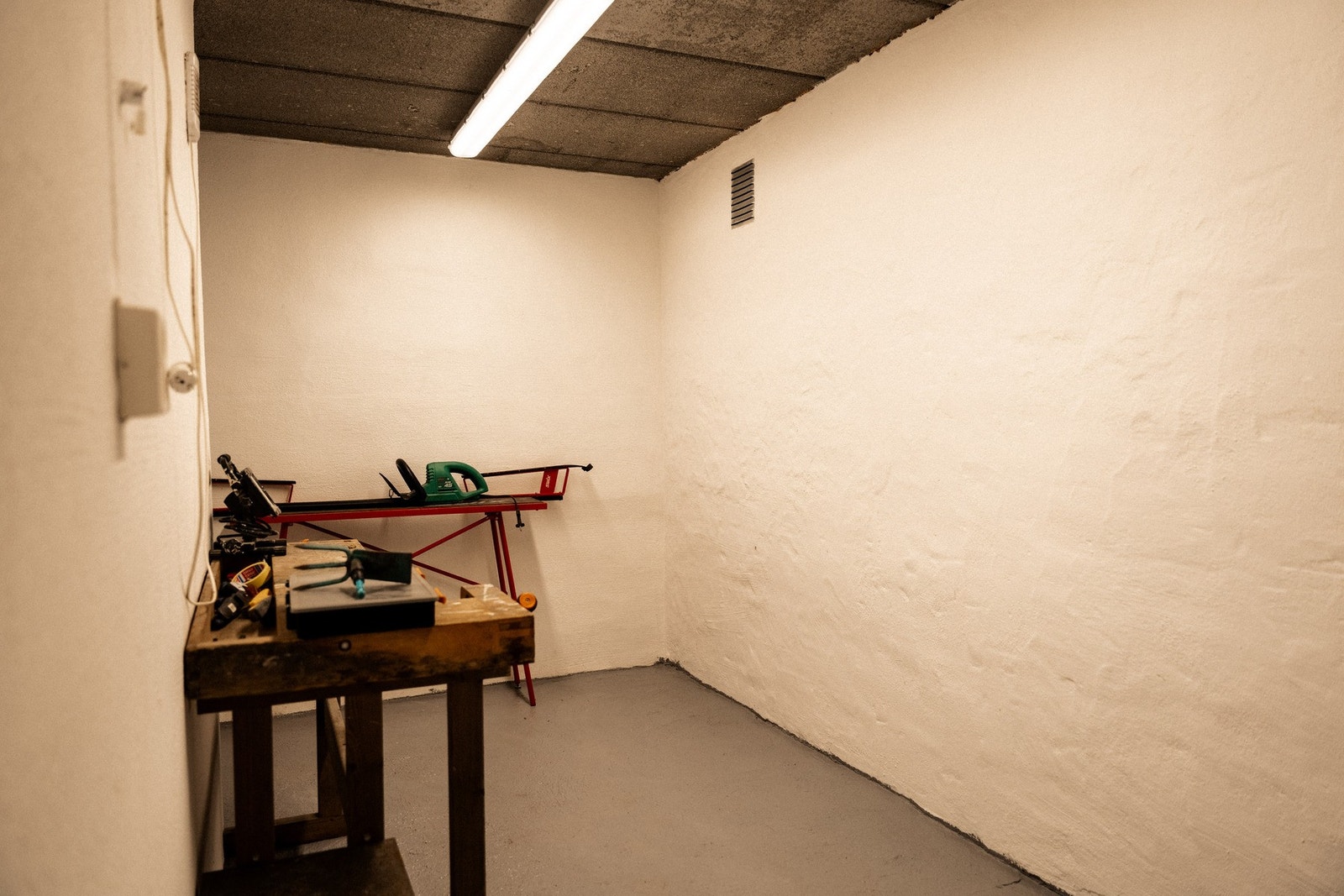 God lagringshøyde og ryddig oppdeling gir praktisk oppbevaringsplass for hele eiendommen. Galleribilde