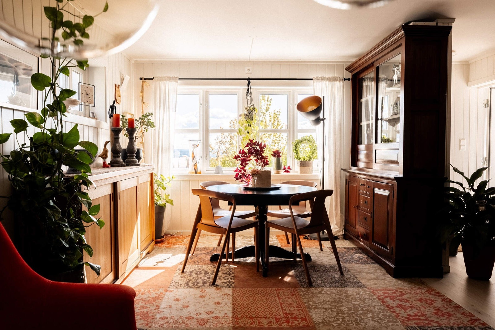 Selvstendig utleieleilighet med egen inngang og privat terrasse, helt adskilt fra hoveddelen av boligen. Galleribilde