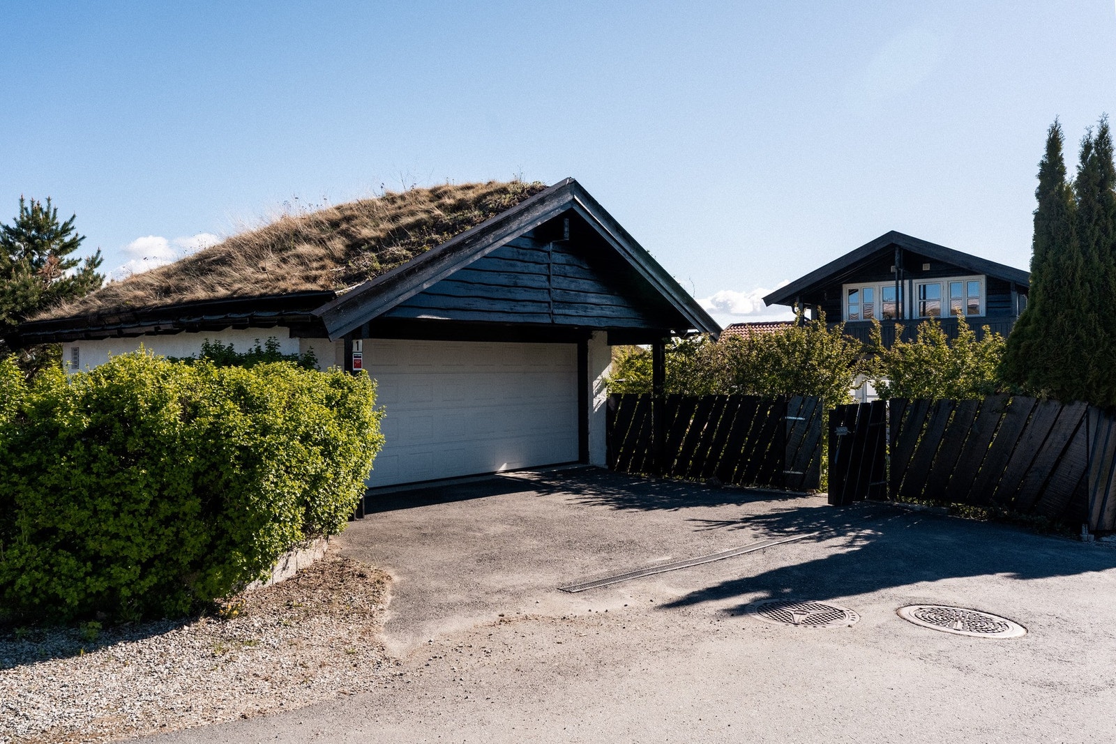 Dobbel garasje med plass til 2 biler inne og utenfor. Galleribilde