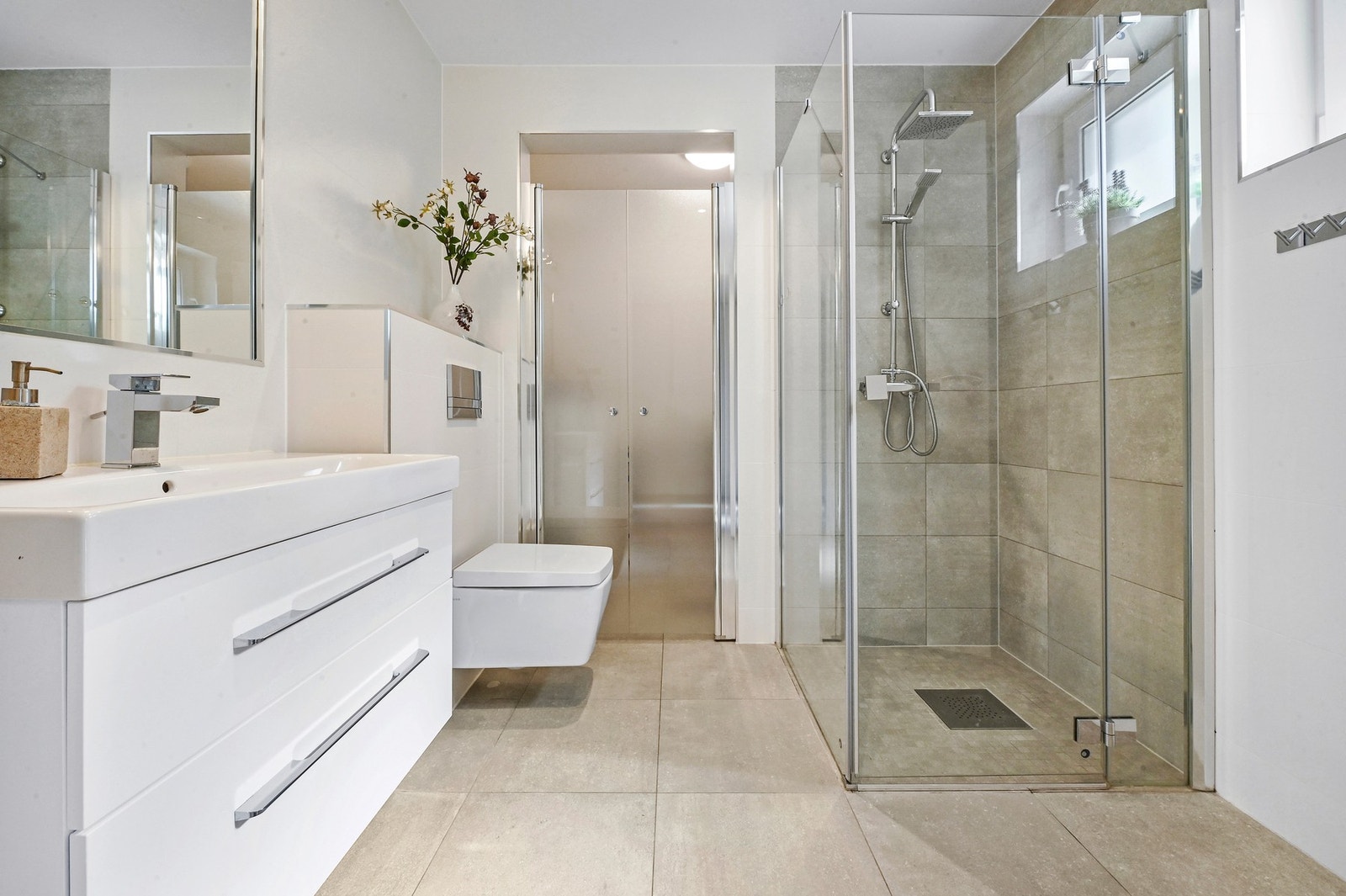 Lekkert utformede bad med moderne komfort - ett i hver etasje. I direkte tilknytning til badet i 1.etasje ligger et praktisk teknisk rom med opplegg for vaskemaskin, som gjør hverdagen enklere.
Bilder er hentet fra naboleiligheten i forbindelse med salg Galleribilde