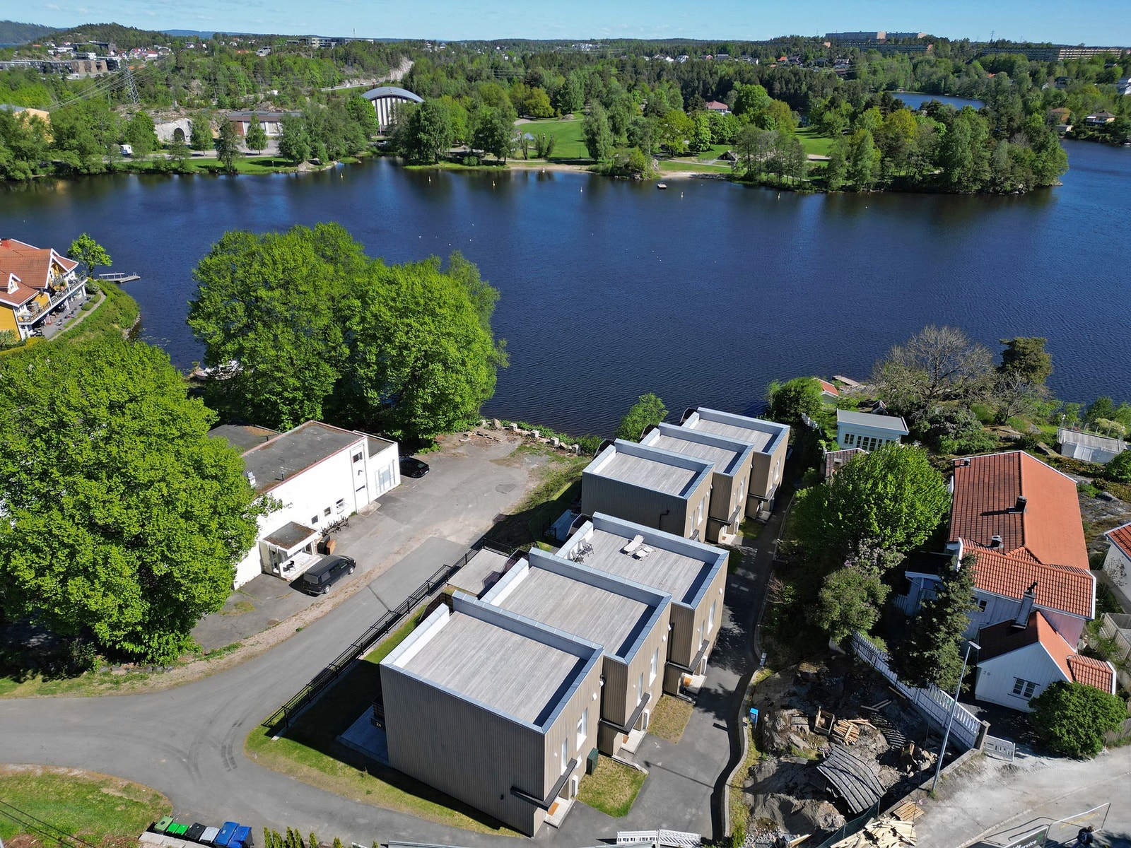 Boligen har en privat platting med utgang fra stuen i 1. etasje, samt romslig takterrasse med trapp opp fra 2. etasje. Galleribilde
