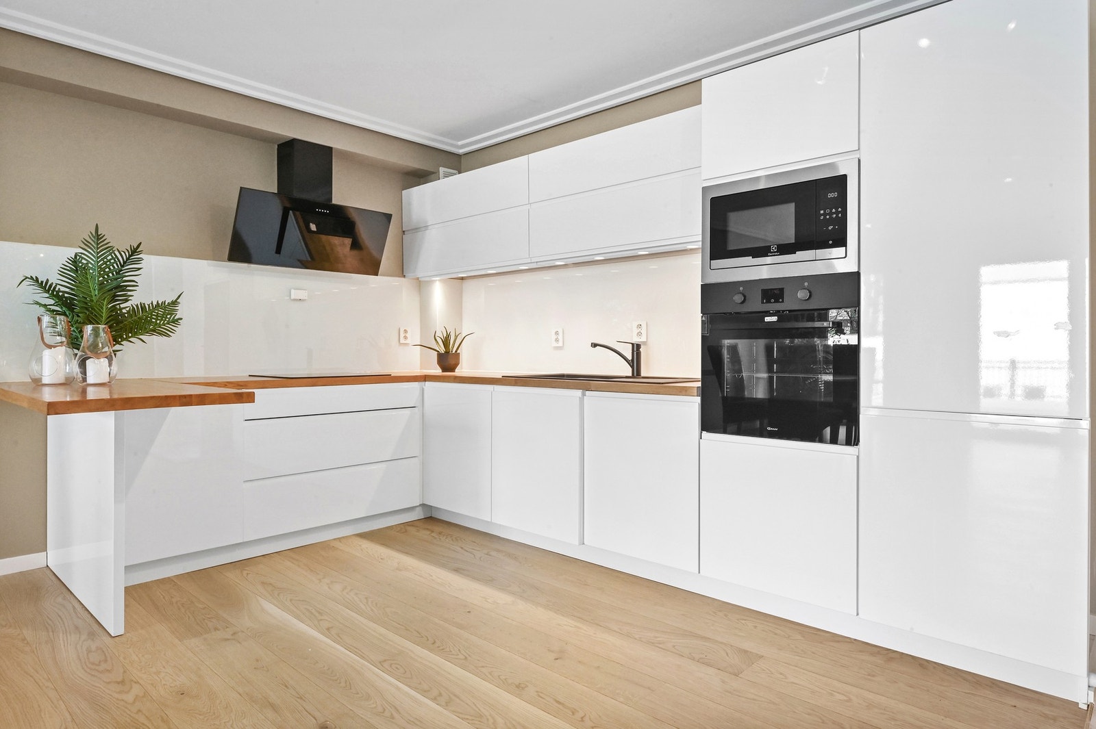 Kjøkkenet er moderne og funksjonelt, med høyglansfronter i hvitt som gir et rent og tidløst uttrykk.
Bilder er hentet fra naboleiligheten i forbindelse med salg av prosjektet. Avvik kan forekomme. Galleribilde
