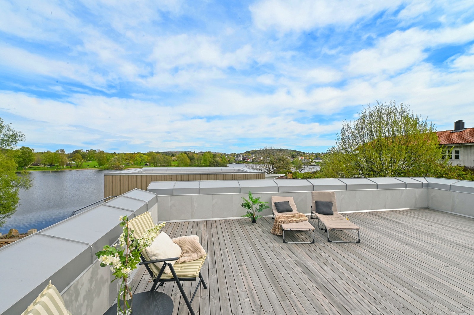 Fra takterrassen får du en sjelden kombinasjon av nydelig utsikt mot vakre Vansjø og idylliske Nesparken sammen med ypperlige solforhold fra morgen til kveld.
Bilder er hentet fra naboleiligheten i forbindelse med salg av prosjektet. Avvik kan forekomm Galleribilde