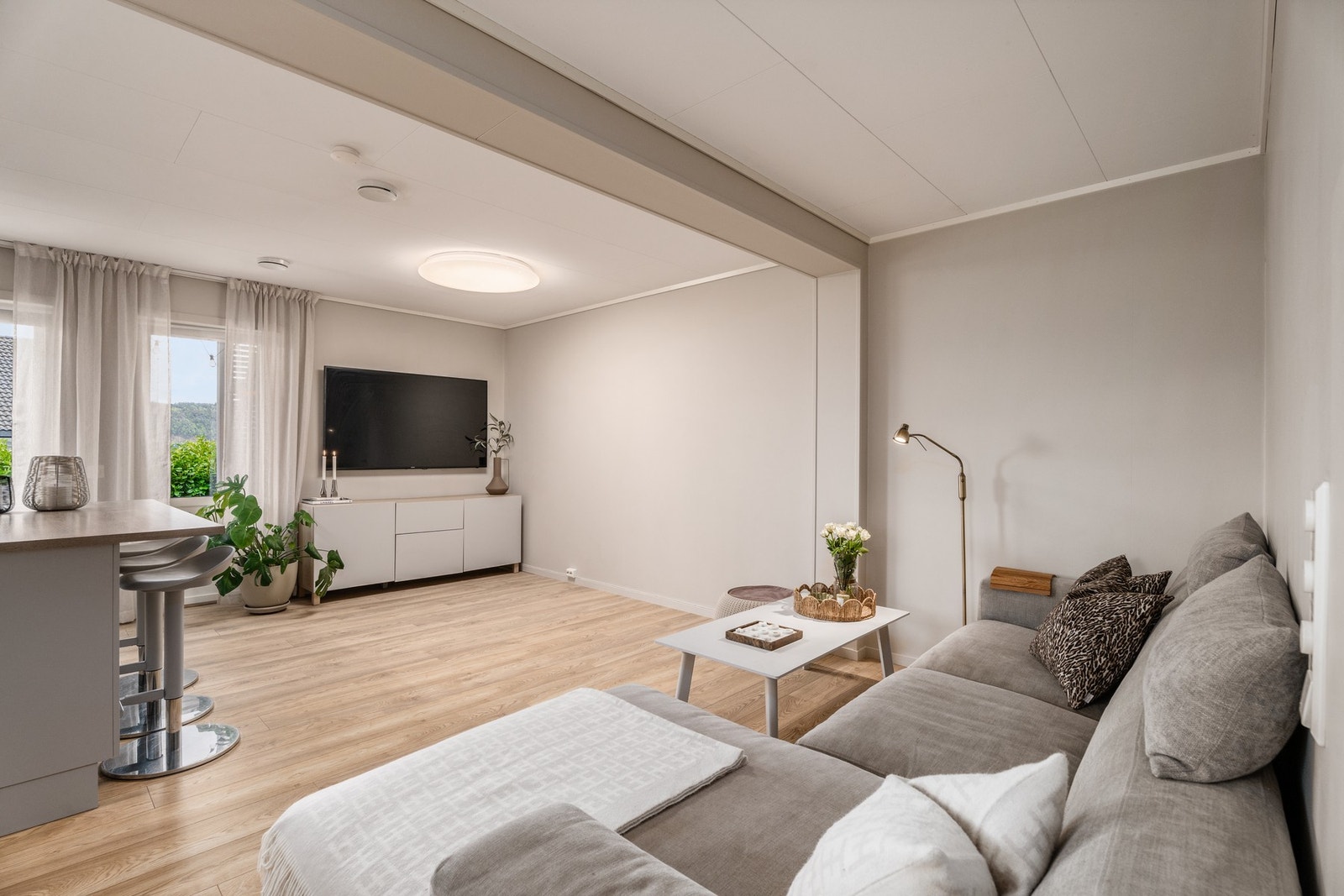 Fra stuen er det utgang til terrassen. Galleribilde