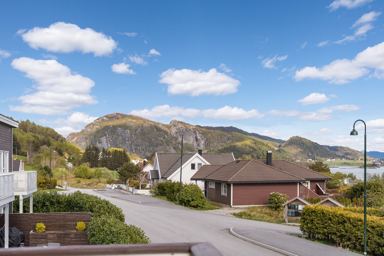 Flott utsikt! Her kan man skimte Rørene, en flott og overkommelig fjelltur Galleribilde