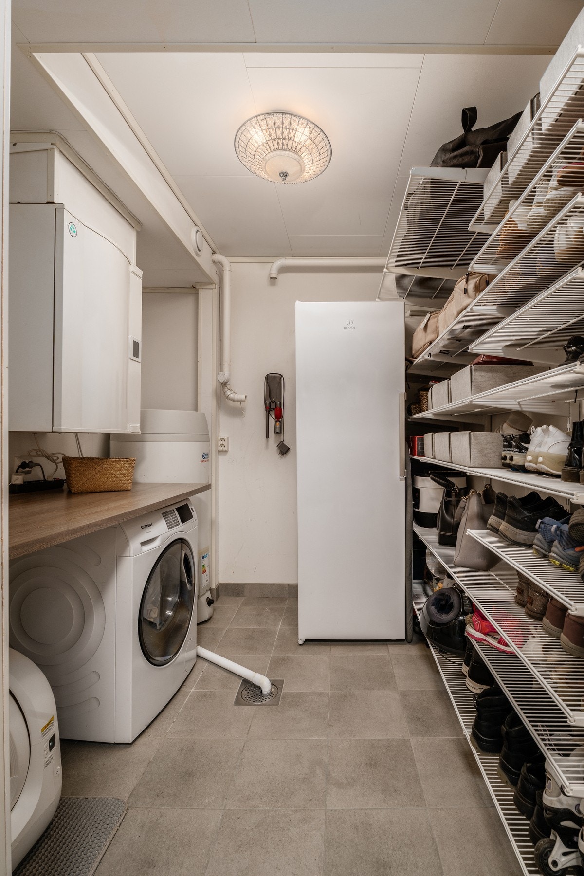 Ved inngangspartiet er det en walk-in/ vaskerom. Praktisk, og med god lagringsplass Galleribilde