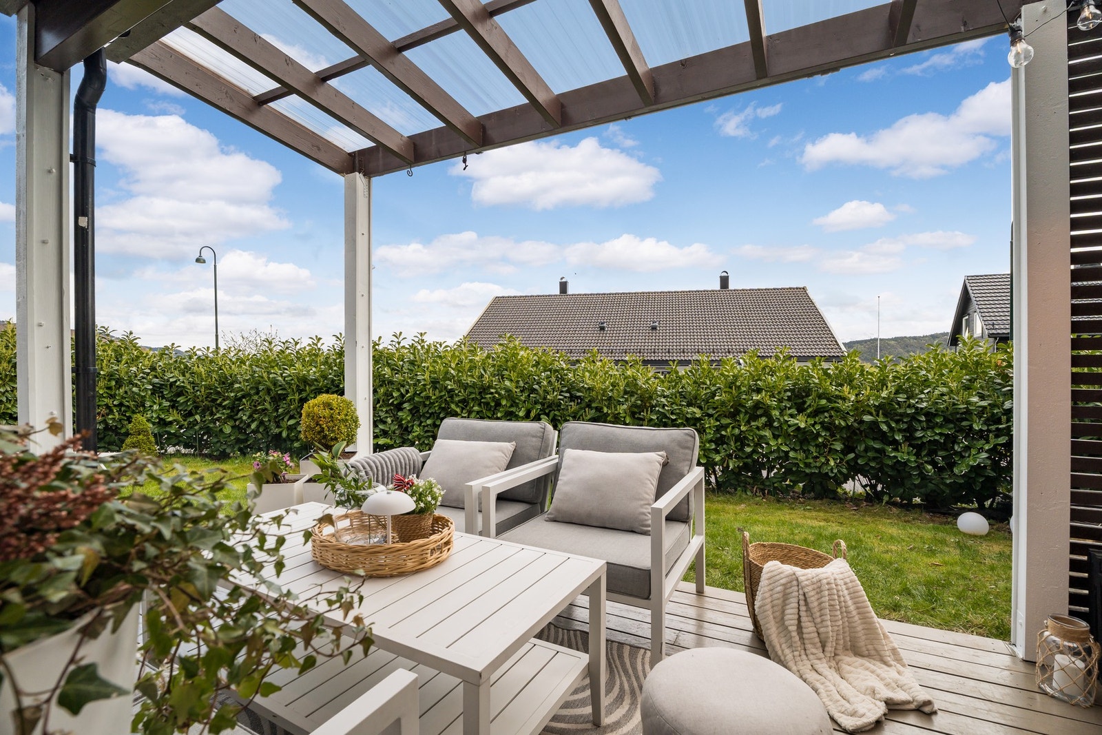 Praktiske utvendige elektriske punkt gir gode muligheter for terrassevarmer, grill og stemningsbelysning. Galleribilde