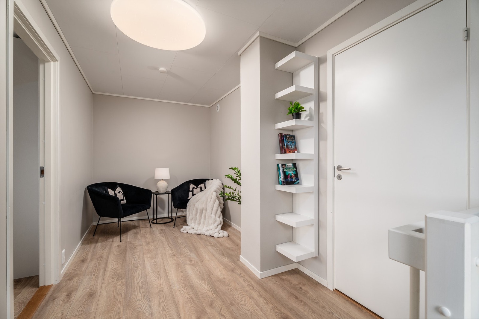 I tillegg til tre flotte soverom er det et praktisk areal. Her er det muligheter for å lage seg både et hjemmekontor og/eller en loftstue. Galleribilde
