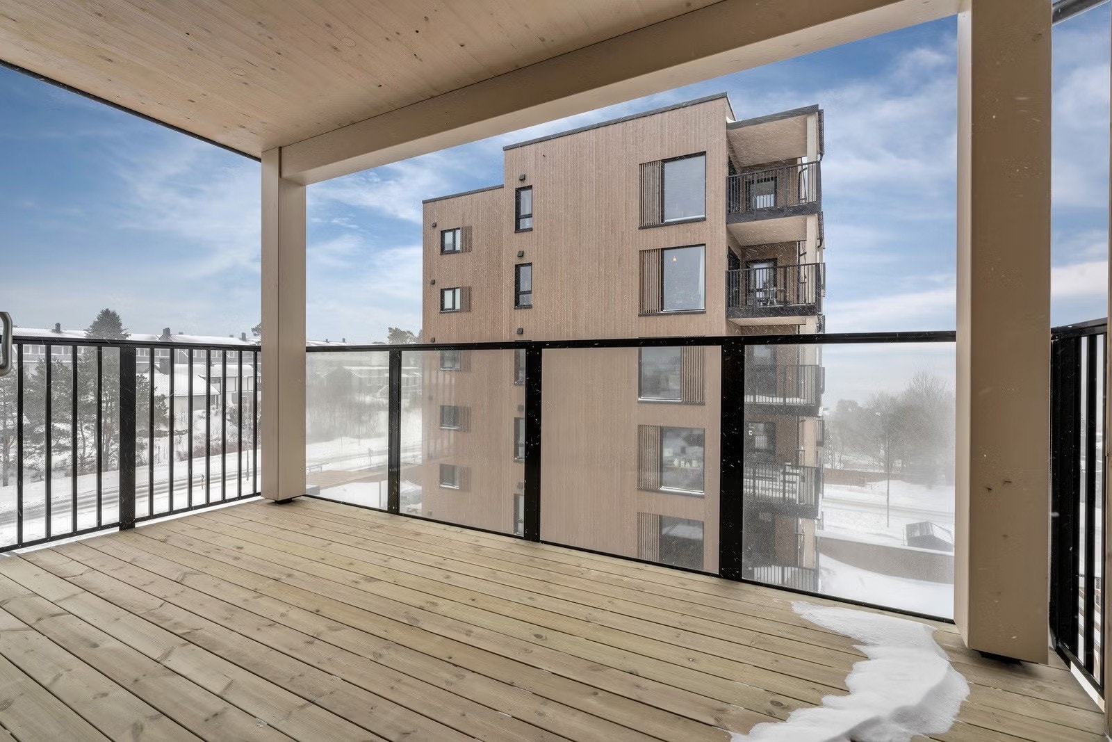 Stor terrasse med masse sol Galleribilde