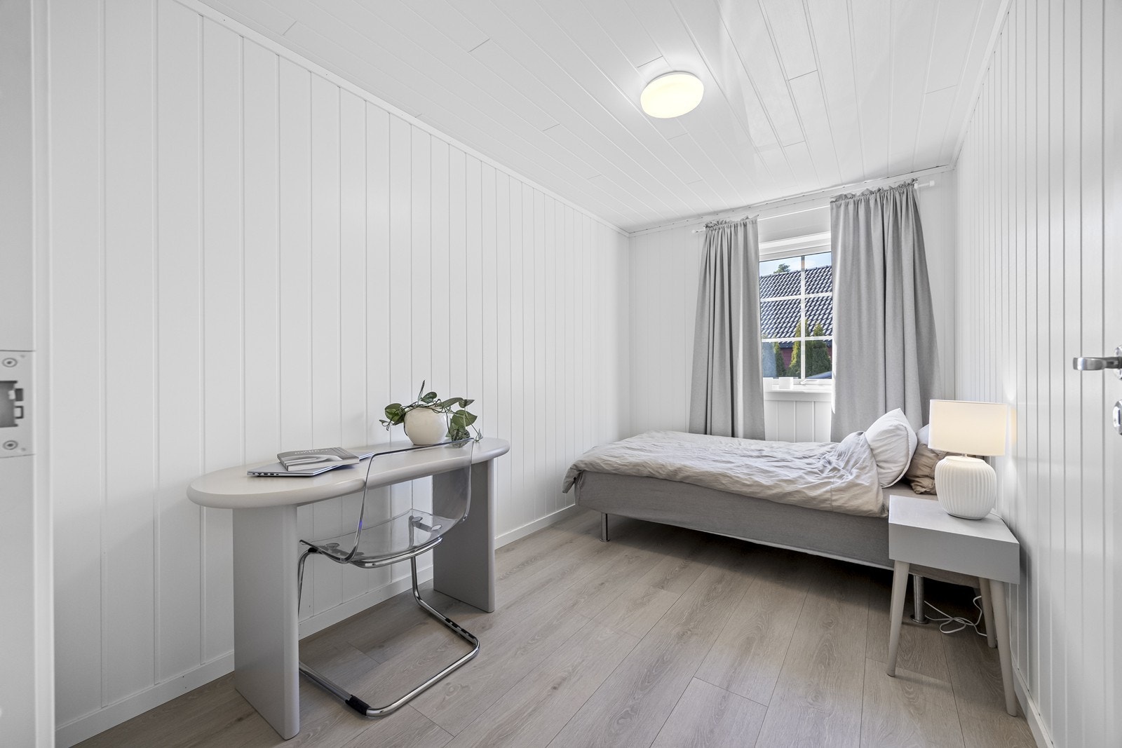 Soverom to med praktisk og god størrelse også her. Plass til både seng og skrivebord gjør rommet anvendelig til flere formål. Galleribilde