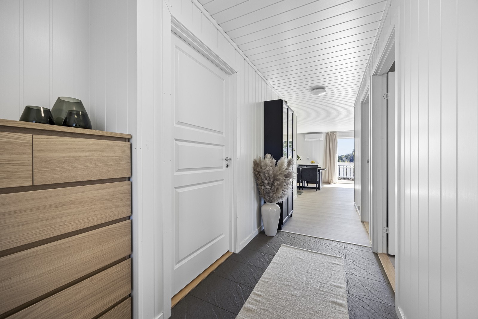 Boligen er innredet i 1. etasje, med et uinnredet loft som kan innredes om ønskelig. En ypperlig mulighet for en som er handy eller for en familie som ønsker større plass. Galleribilde