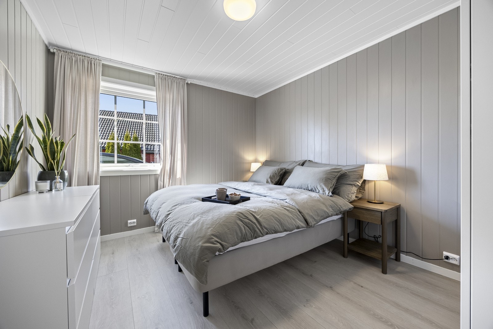 Romslig hovedsoverom. Rommet har panelte vegger og gulv med laminat, som gir et ryddig og solid inntrykk. Galleribilde