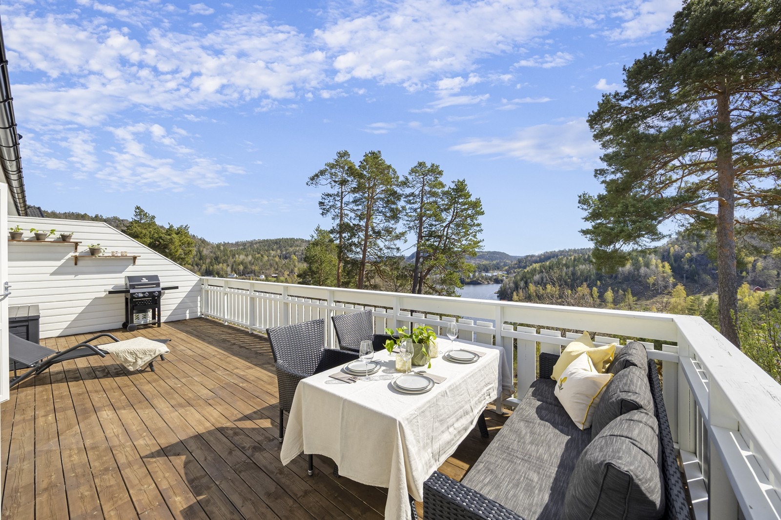 Verandaen er utstyrt med god plass til både spisegruppe og grill. Galleribilde