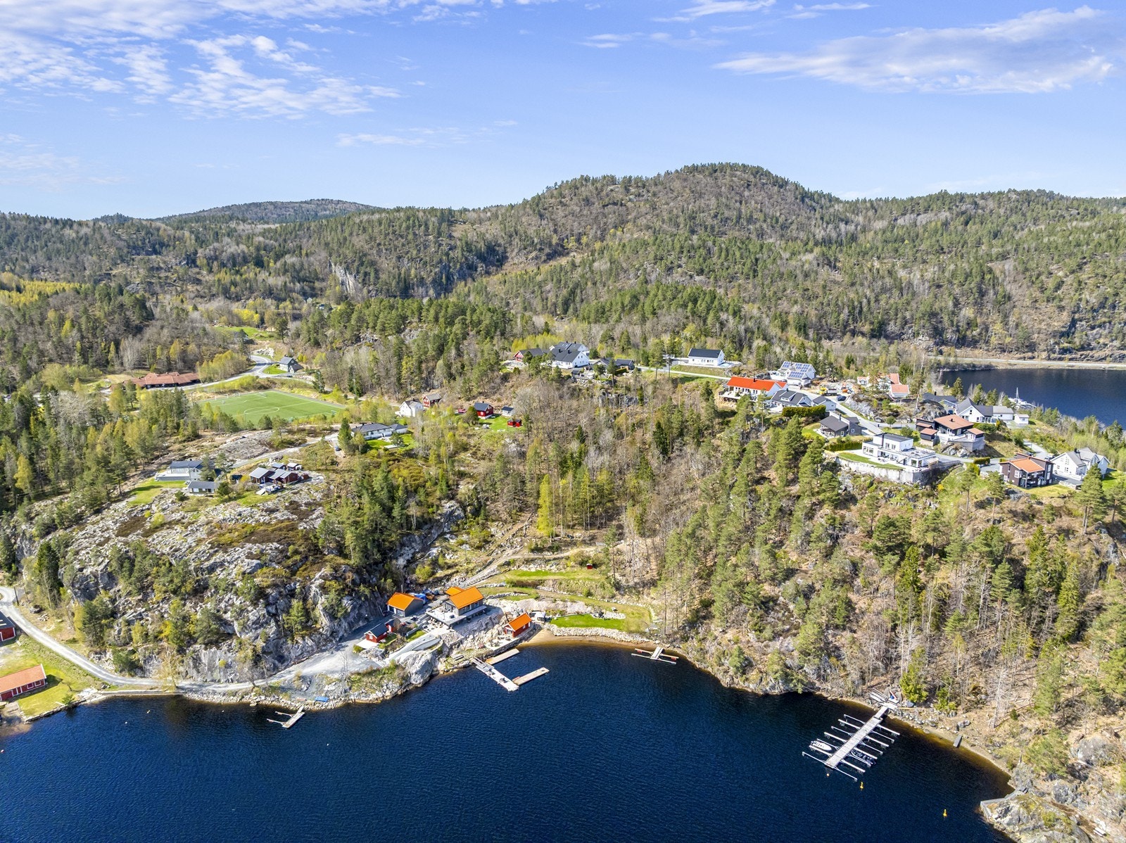 Området byr på naturskjønne omgivelser med nærhet til vann og skog. Galleribilde