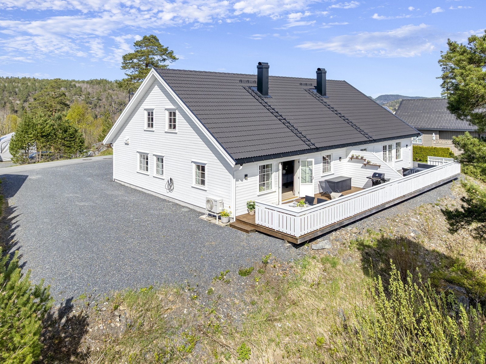 Boligen har stor, solrik og usjenert terrasse med levegg mot nabo. Man kan utvide terrasse rundt hjørnet dersom ønskelig. God plass til parkering. El-bil lader. Galleribilde