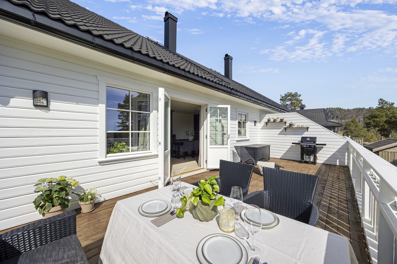 Fra verandaen er det direkte adkomst til boligens innendørs oppholdsrom. Galleribilde