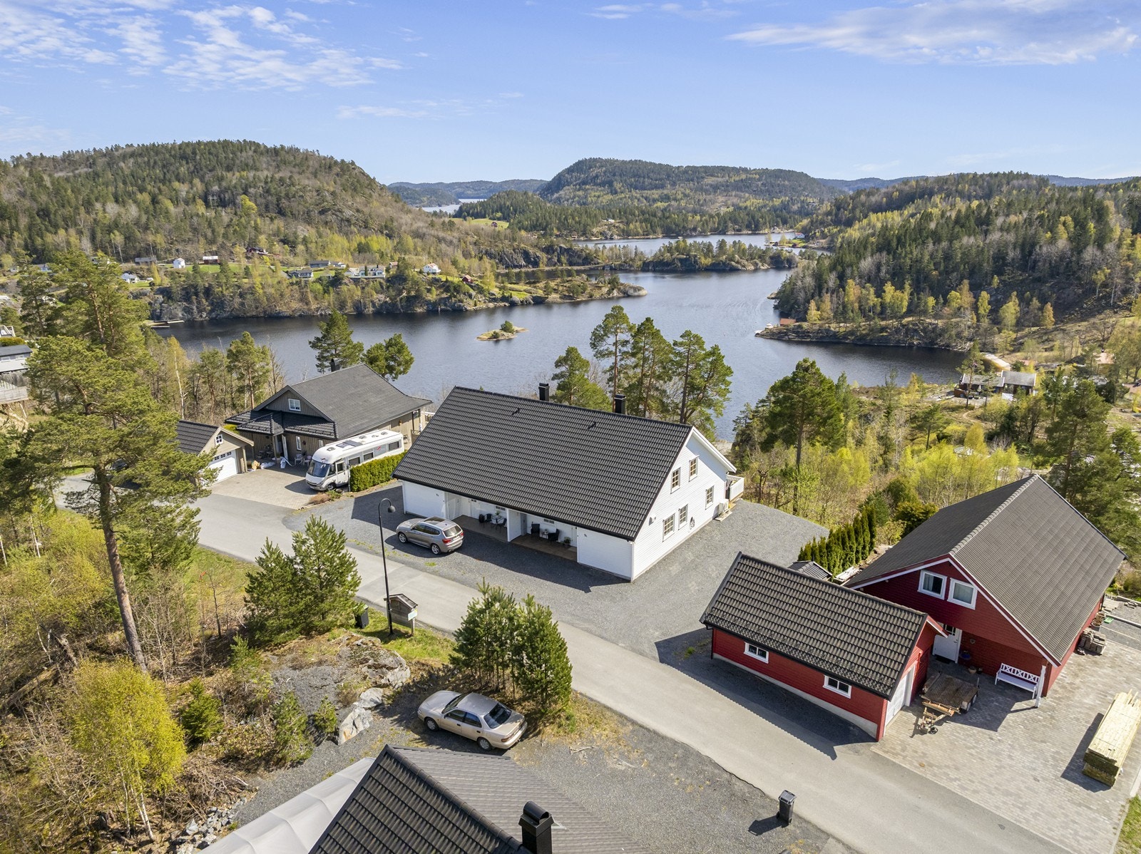 Eiendommen ligger i et rolig område med fin utsikt og sjænær beliggenhet. Det er også en sti ned til felles badeplass og båtplassanlegg med mulighet for kjøp av båtplass. Galleribilde