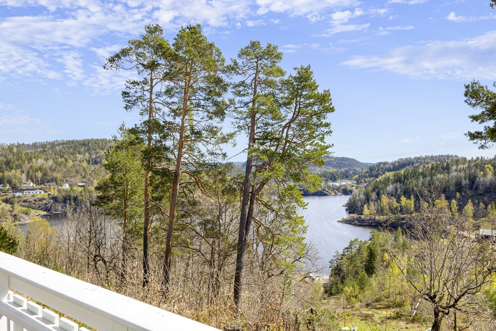 Utsikten fra terrassen gir et flott overblikk over det omkringliggende landskapet og mot sjøen. Galleribilde