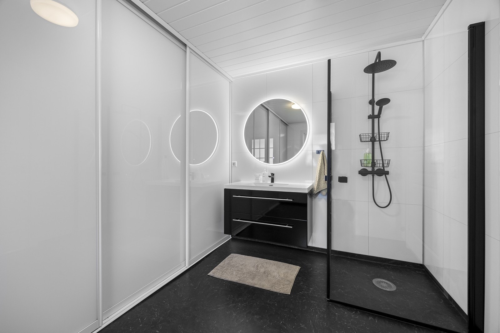 Pent bad med god størrelse. Badet har våtromsplater på vegg og en romslig dusjløsning, samt moderne baderomsinnredning med speil. Galleribilde