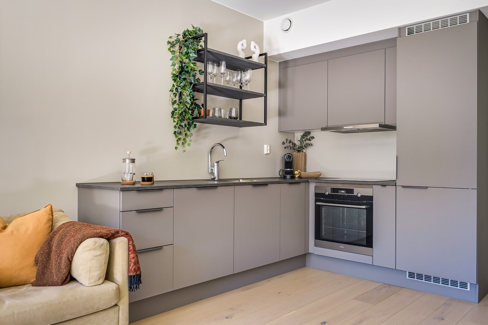 Pent og moderne kjøkken fra HTH. Innredningen består av stilfulle, slette fronter og laminert benkeplate Galleribilde