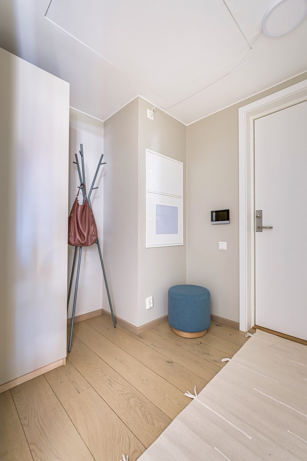 Den lyse og innbydende entréen gir et godt førsteinntrykk av leiligheten Galleribilde