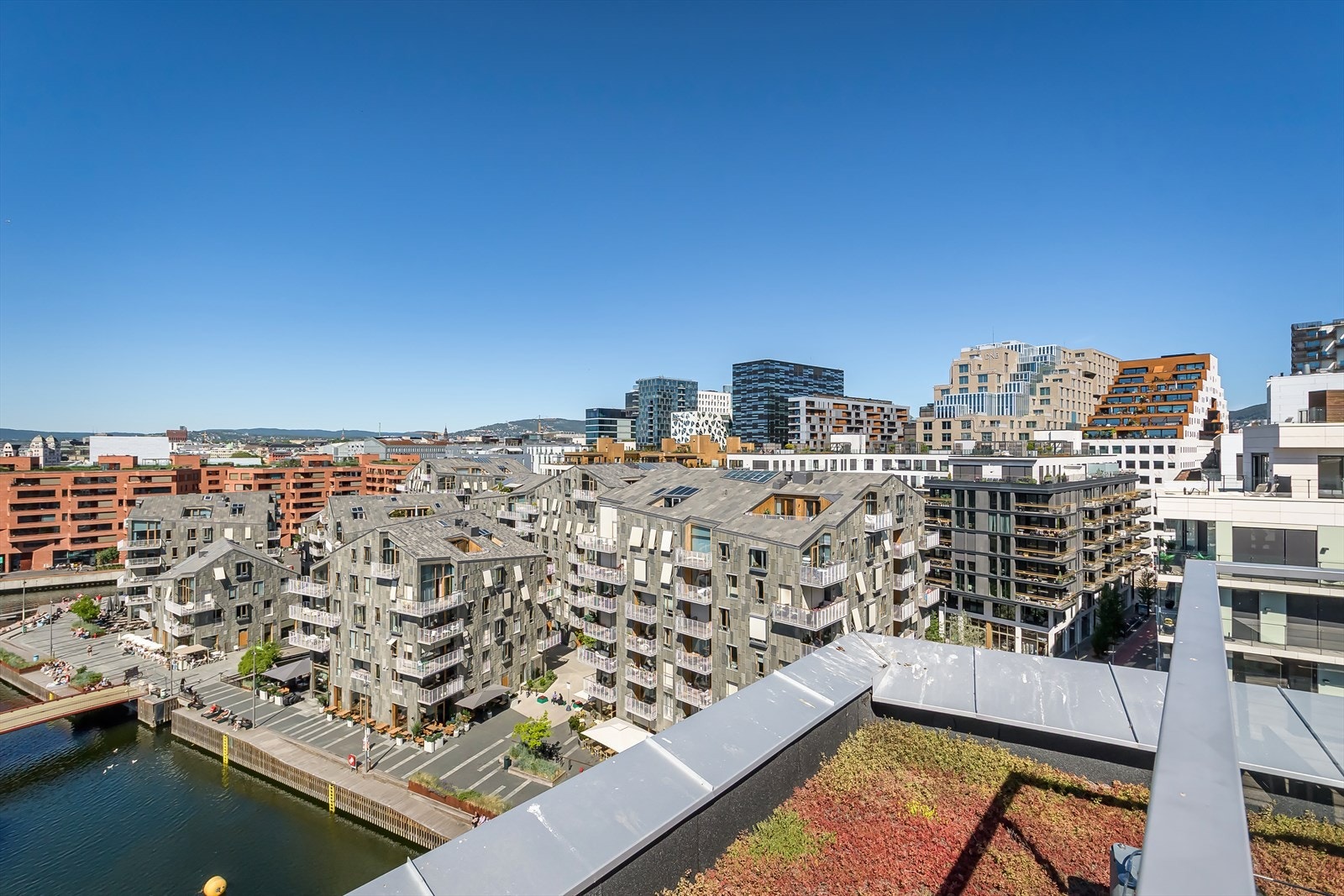 Bjørvika har kort avstand til alt du trenger, i tillegg til å by på imponerende arkitektur og et stadig mer pulserende byliv Galleribilde