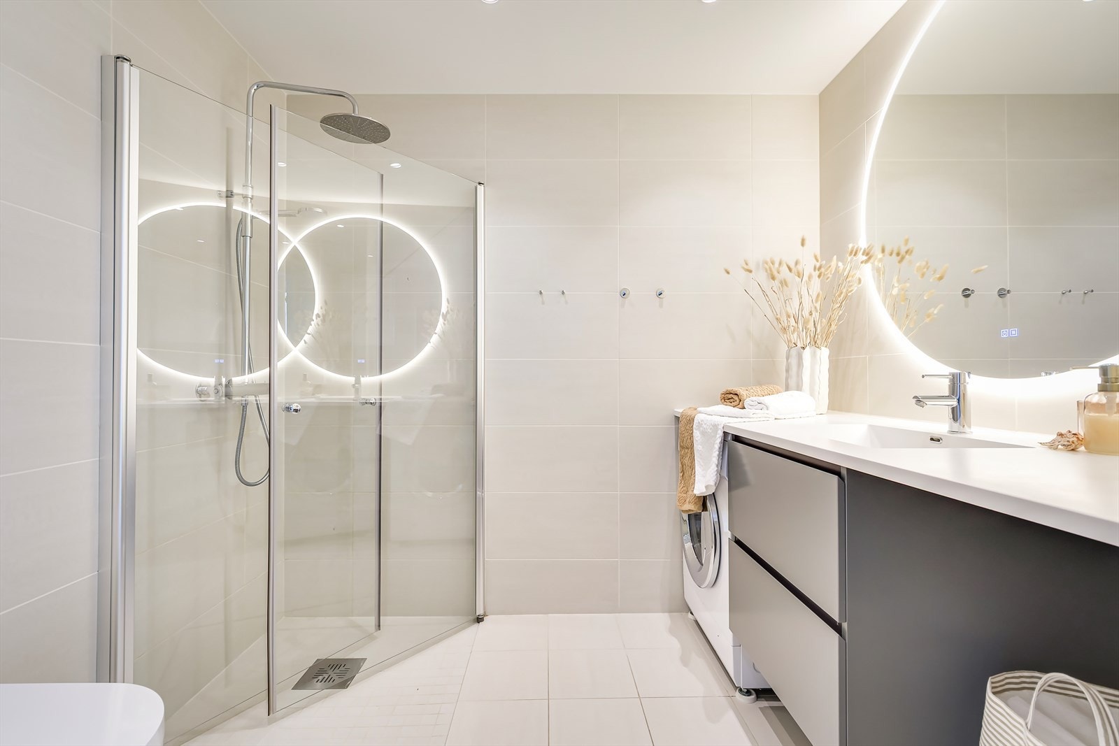 Pent flislagt bad med varmekabler og downlights i taket Galleribilde