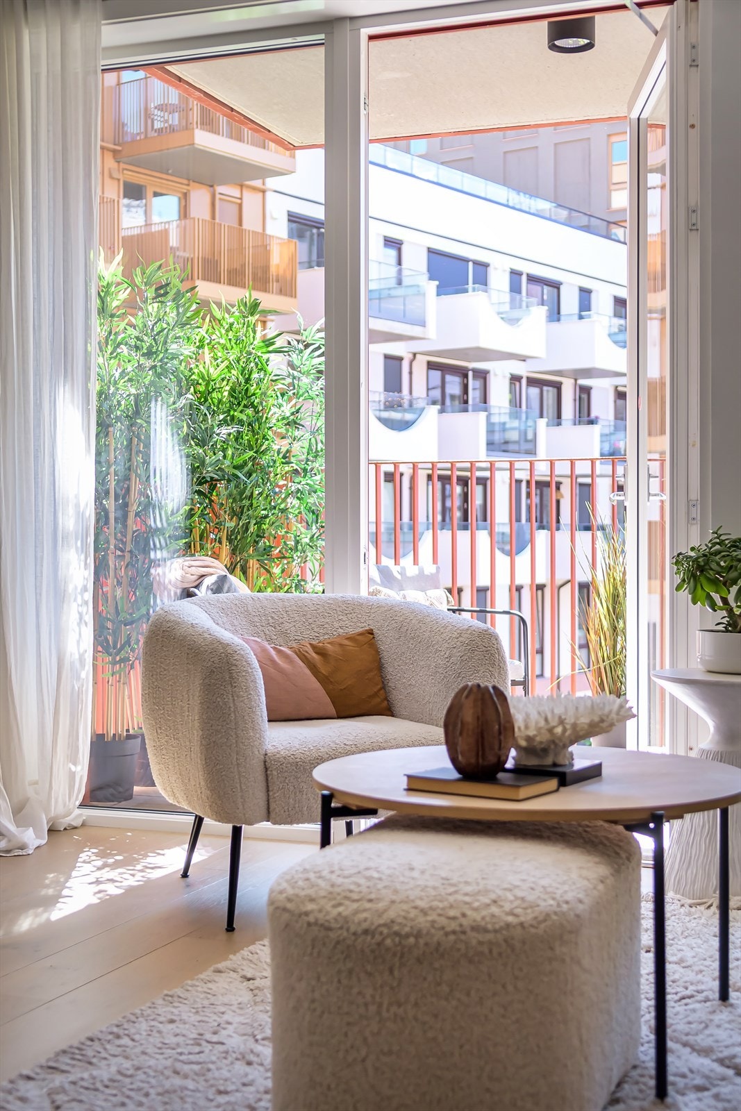 Fra stuen er det utgang til en solrik balkong på 8 m² Galleribilde