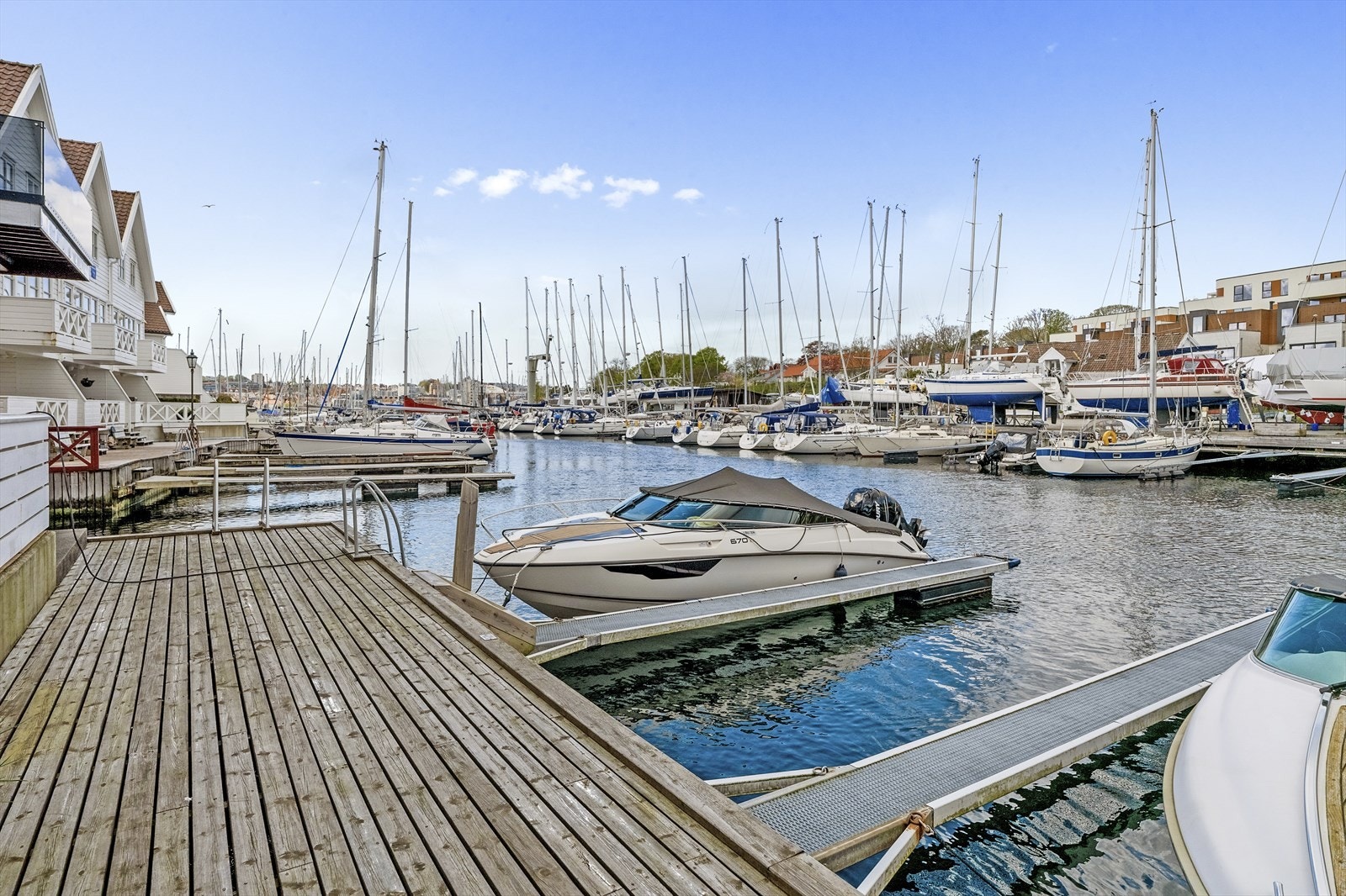 Båtlivet og den maritime bebyggelsen er kjennetegnet for Grasholmen. Galleribilde