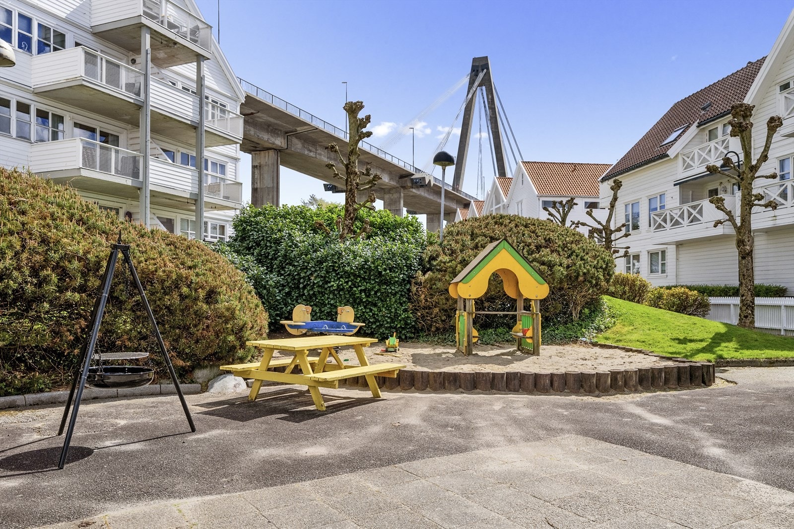 Her får du også et grønt og sosialt fellesområde med lekeplass og grill. Galleribilde