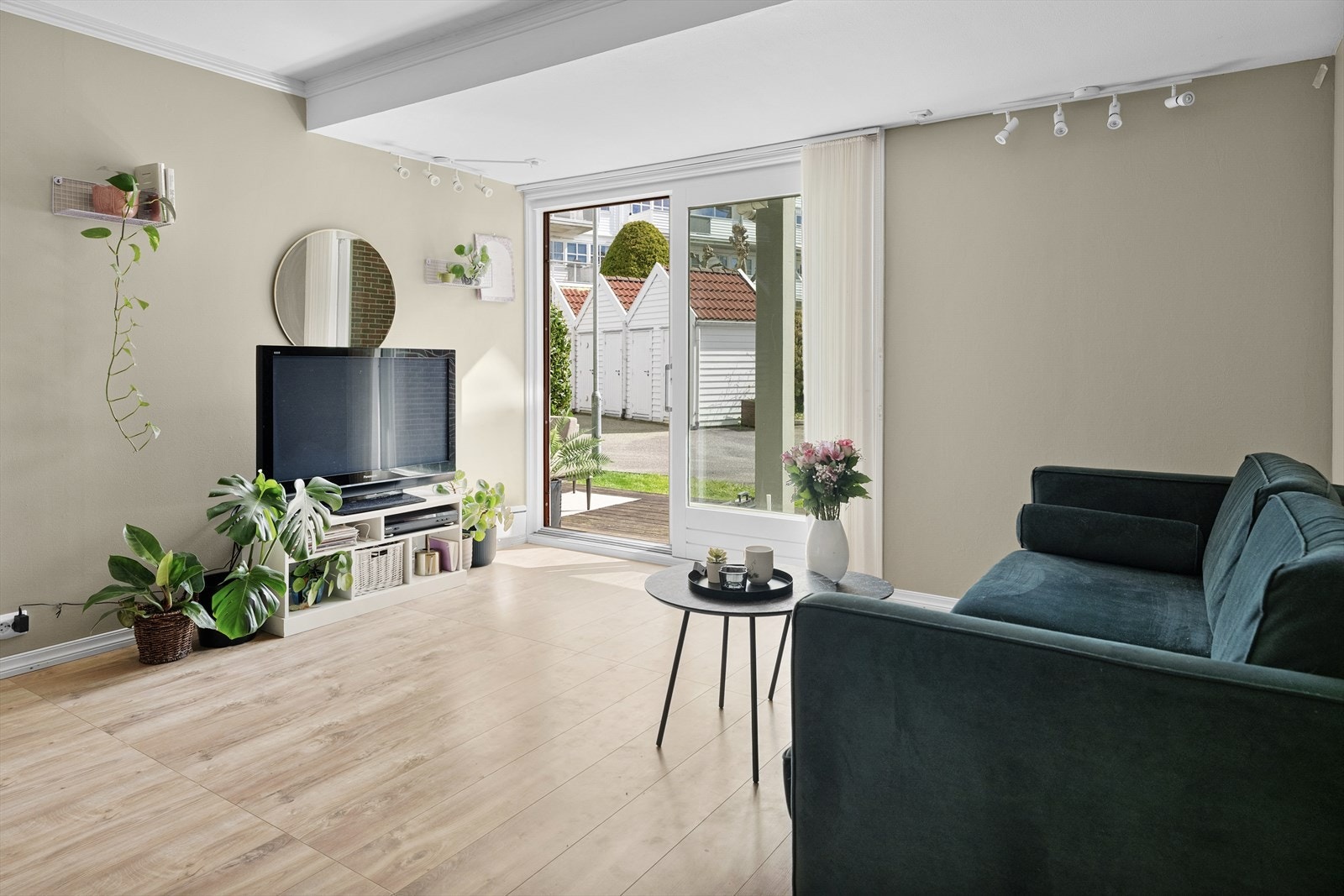 Boligens sosiale sone består av en åpen stue- og kjøkkenløsning med en hyggelig og innbydende atmosfære hvor terrassedøren slipper inn rikelig med naturlig lys og skaper en luftig romfølelse. Galleribilde