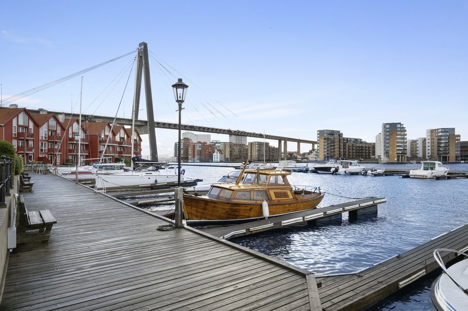 Her kan man fiske ved bryggen eller nyte en kopp kaffe på moloen. Galleribilde