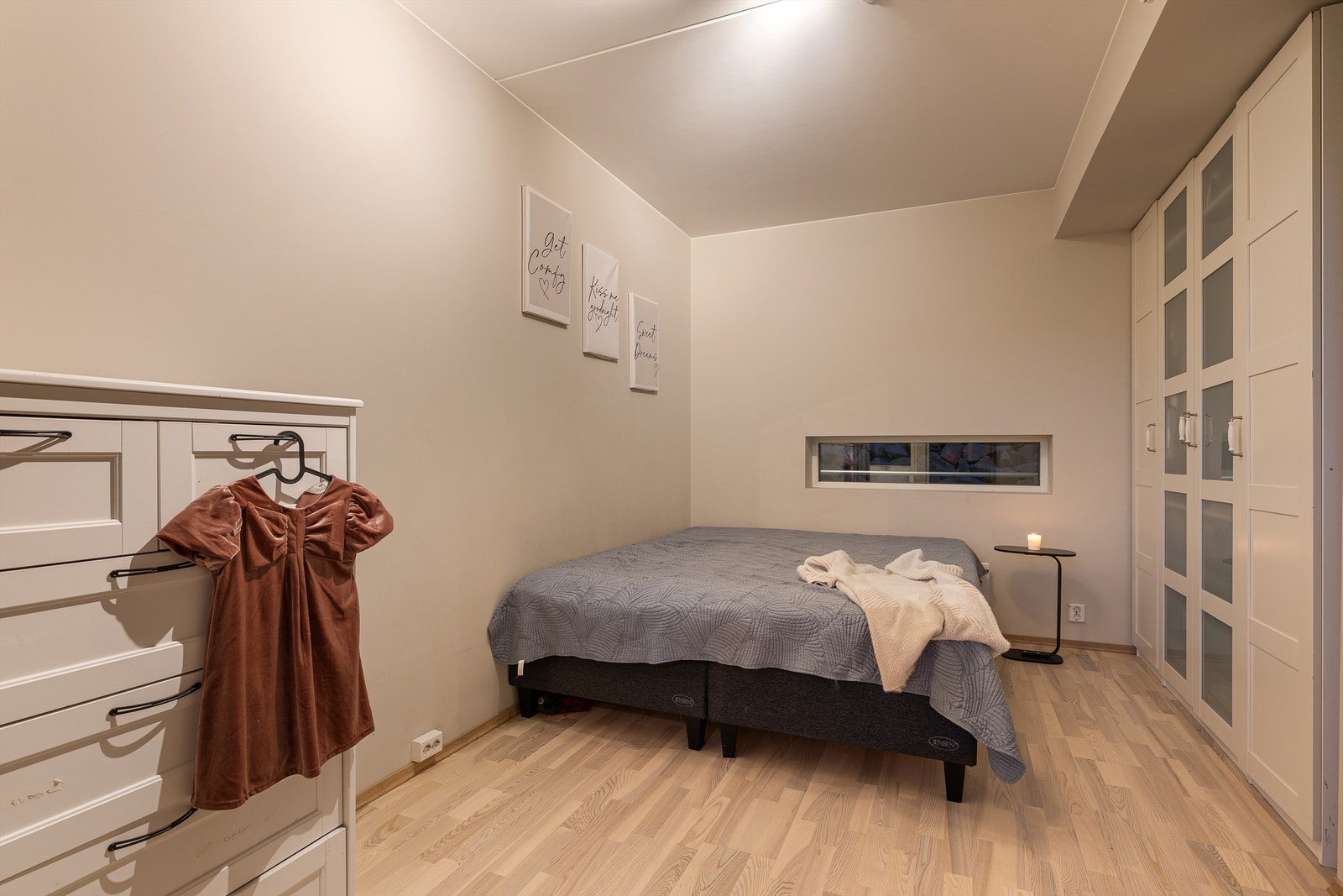 2 fine soverom med parkett på gulv og malte veggflater samt god plass til garderobeløsning. Galleribilde