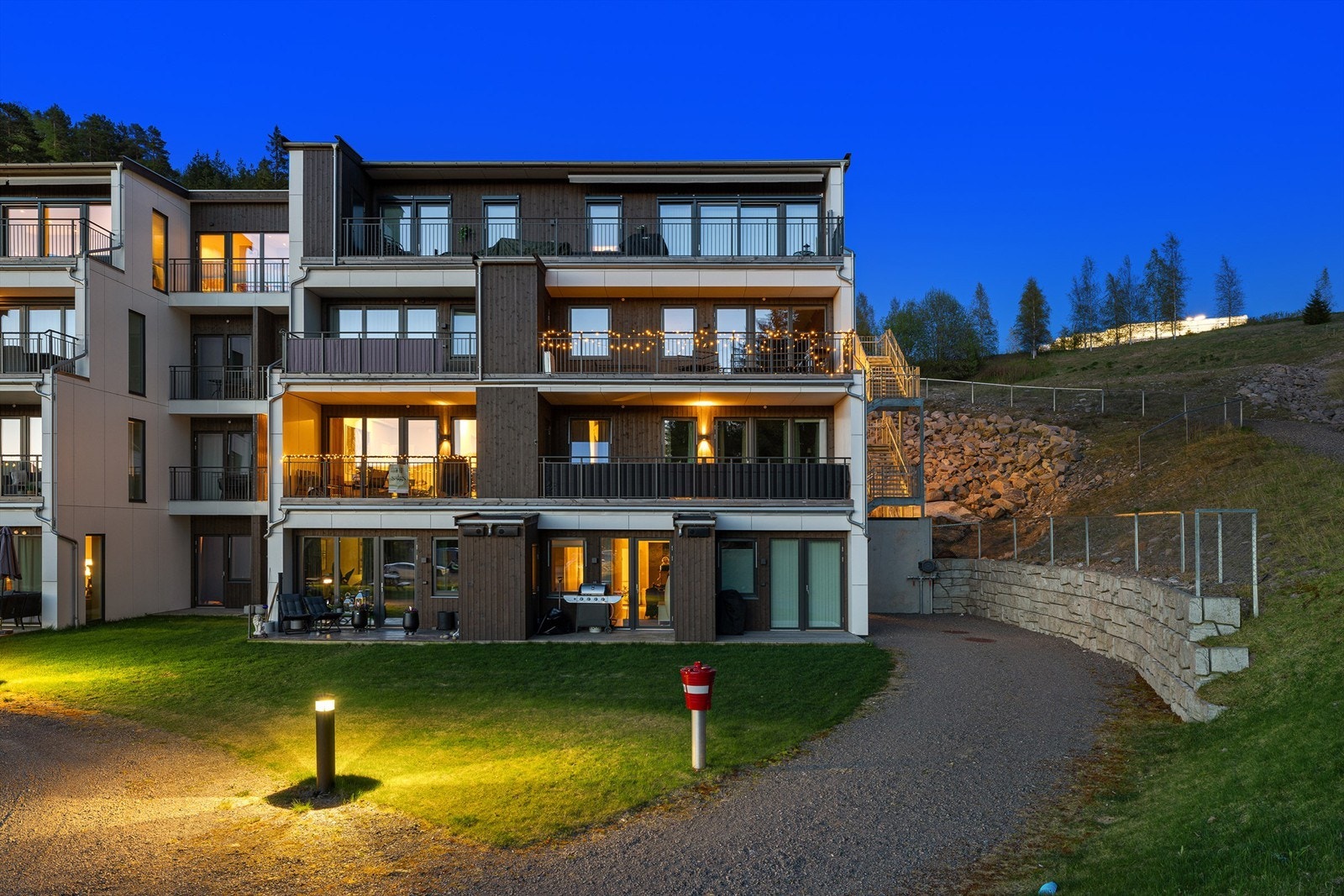 Leiligheten ligger i et veletablert og familievennlig område på Hagan, omkranset av grøntområder. Galleribilde