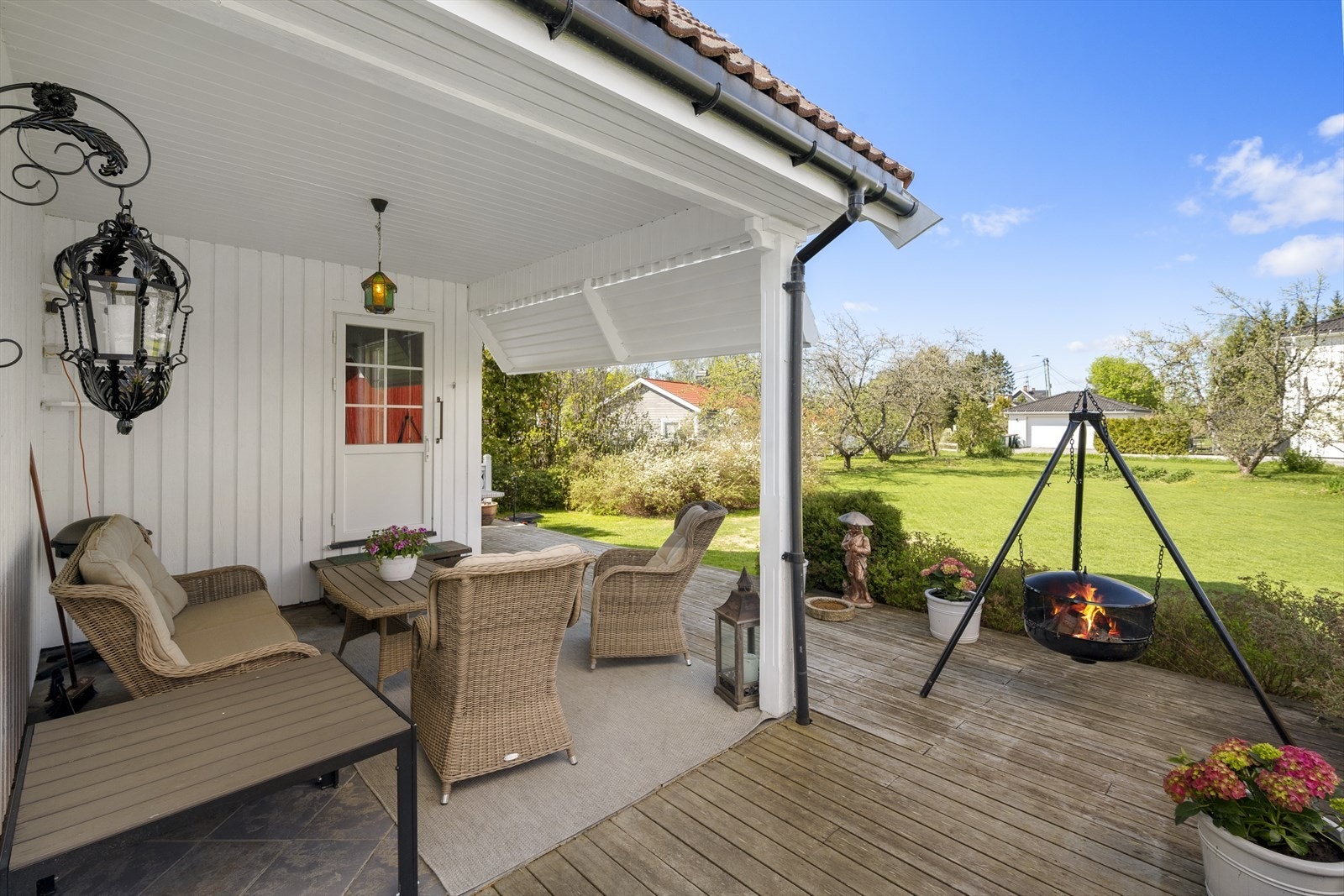 Boligen byr på flere fine uteplasser til trivelig stunder i sommerhalvåret! Galleribilde