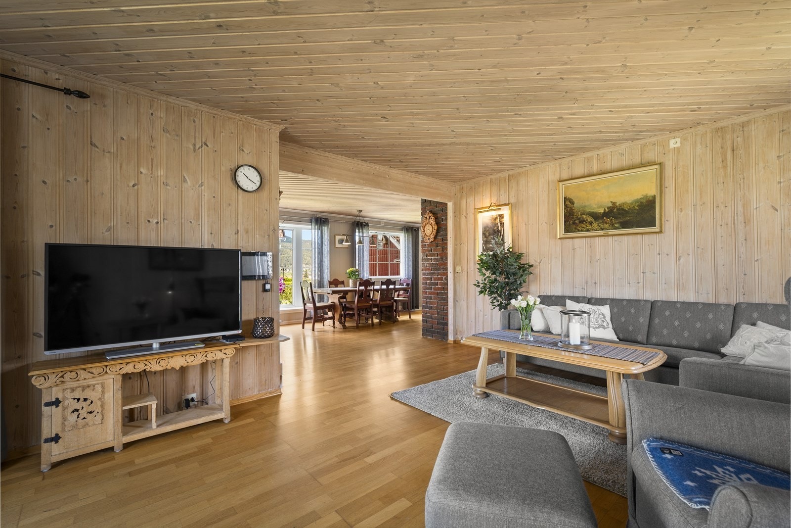 Stor stue med gode muligheter for inndeling i ulike soner, tilpasset både hverdagsliv og sosiale sammenkomster. Galleribilde