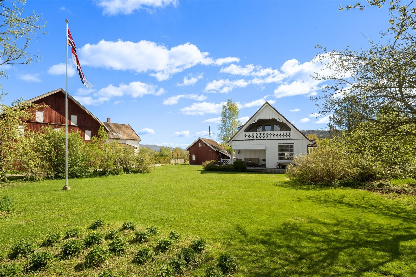Koselig hage som inviterer til både lek og moro for de yngste, med gode uteområder for aktivitet og utfoldelse. Galleribilde